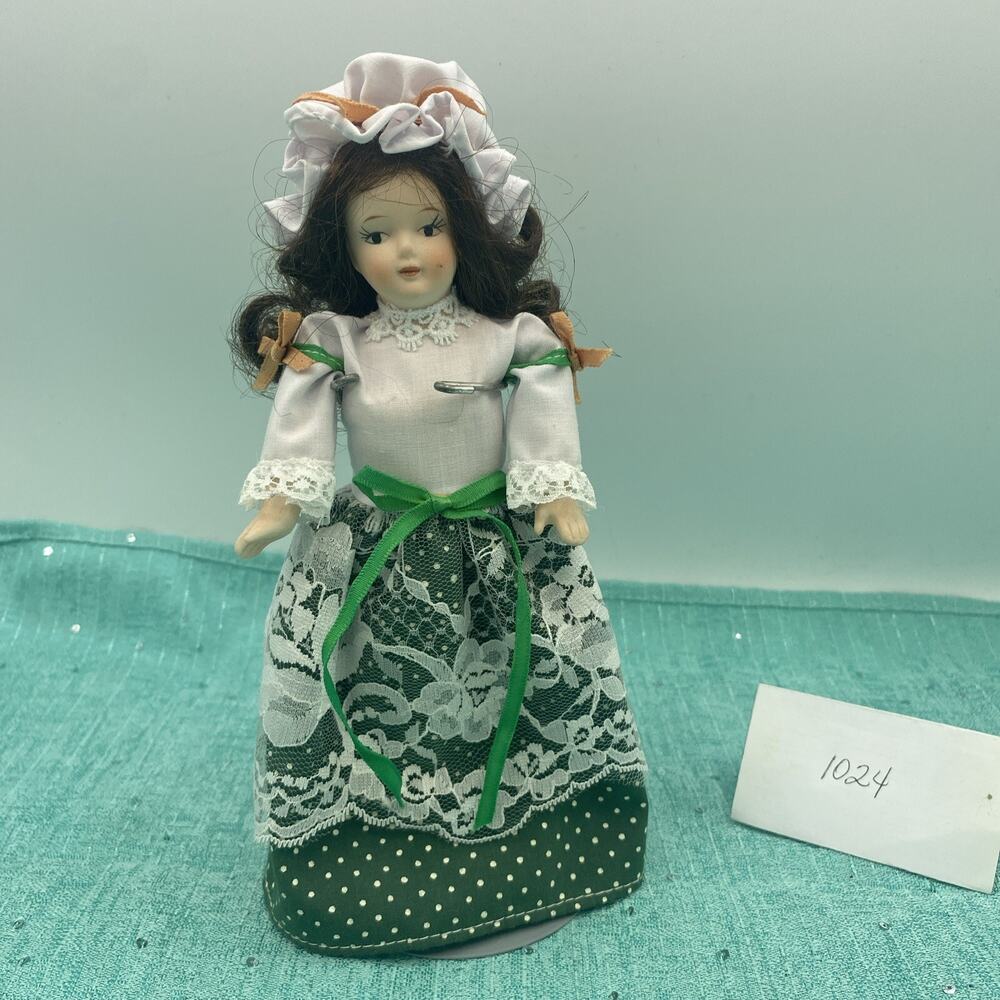DOLLS OF THE WORLD-IRELAND 8.5in Tall--Wire Stand Included--